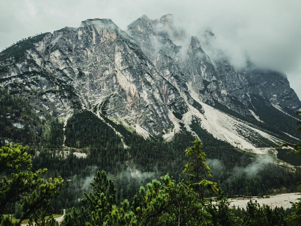 Quels sont les meilleurs endroits pour louer une maison de vacances en Dordogne avec des cours de cuisine et des visites de grottes?